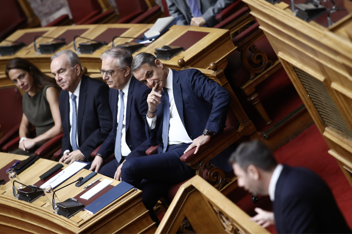 Σκηνικό πόλωσης στη Βουλή με φόντο τη συνταγματική αναθεώρηση