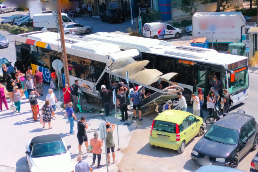 Θεσσαλονίκη: Λεωφορείο “καρφώθηκε” σε στάση – 4 τραυματίες