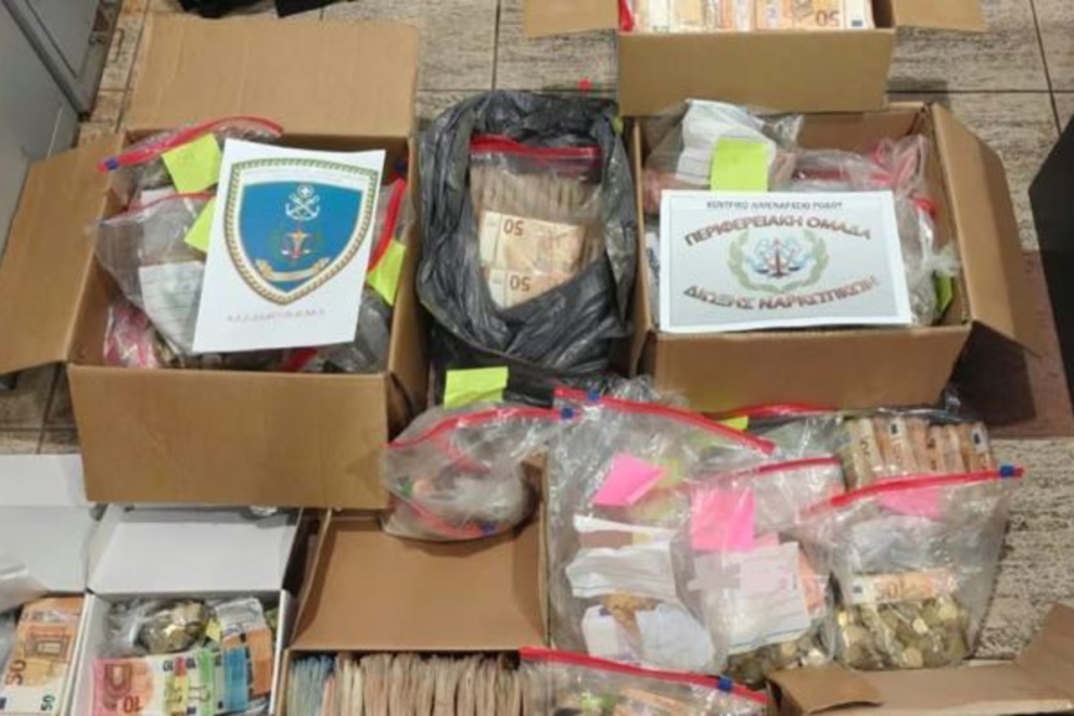 Έβγαλε λαβράκι ο σκύλος στον Πειραιά