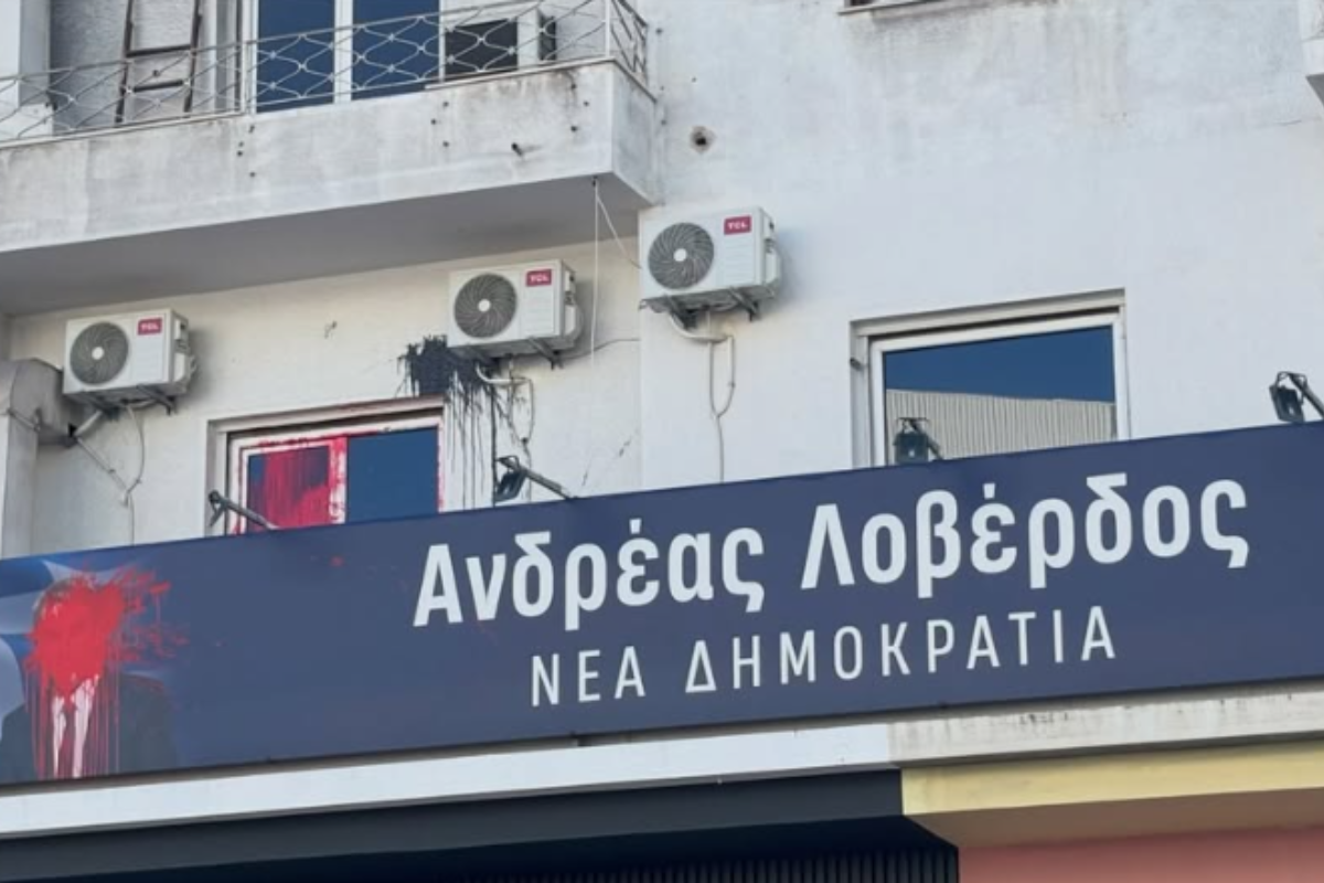Ανδρέας Λοβέρδος: Επίθεση με μπογιές στο πολιτικό του γραφείο