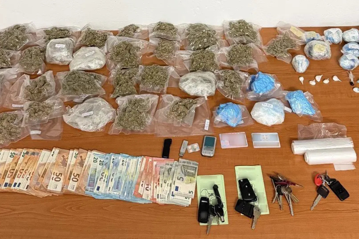 Ομόνοια: «Κρυμμένη» κοκαΐνη κάτω από τον λεβιέ