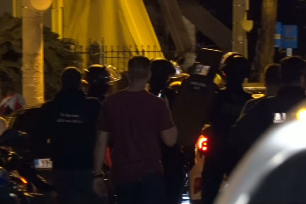 Ομηρία στη Νίκαια: Οπλισμένος άνδρας κρατούσε  τη γυναίκα του