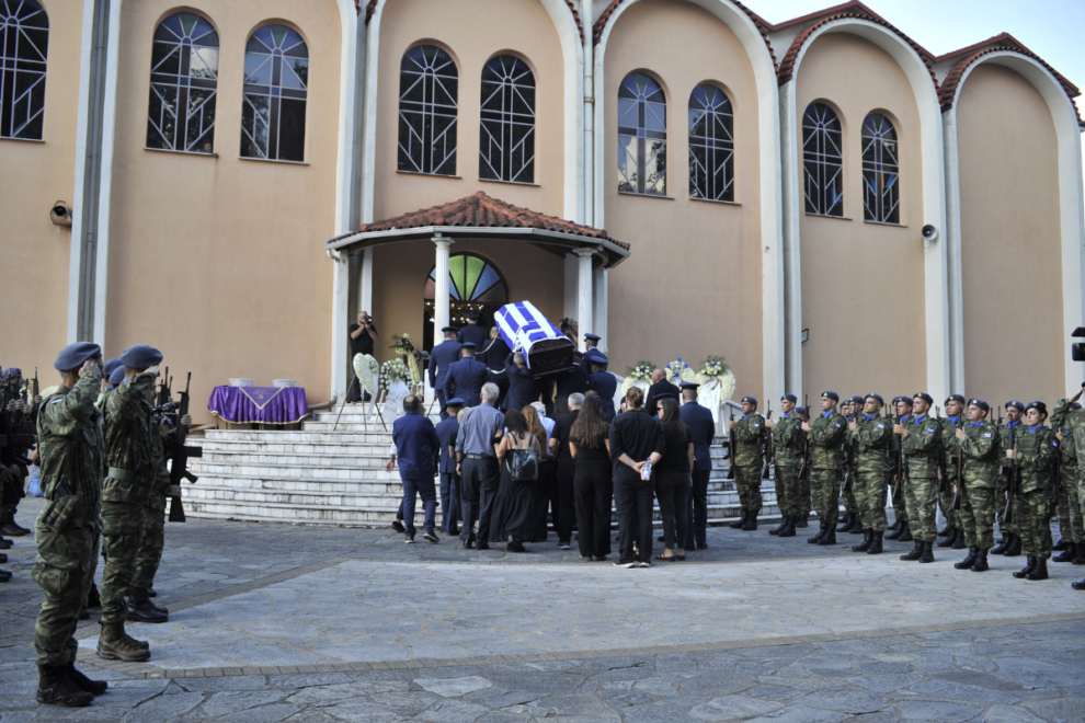 Θλίψη στα Ιωάννινα – Αυτή την ώρα η κηδεία του σμηναγού Δημήτρη Πέτρου
