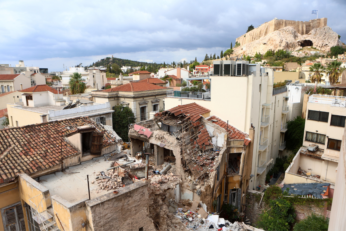 Φονική έκρηξη στην Πλάκα- Τραγικά πρόσωπα στο σημείο οι συγγενείς