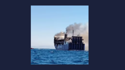 Φλεγόμενο οχηματαγωγό εν πλω