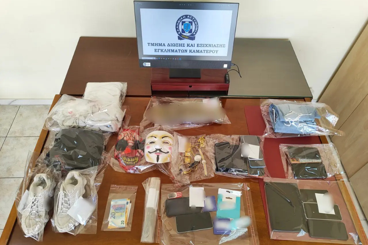 Βίντεο: Αστυνομικοί με όπλα κάνουν έφοδο σε σπίτια Ρομά