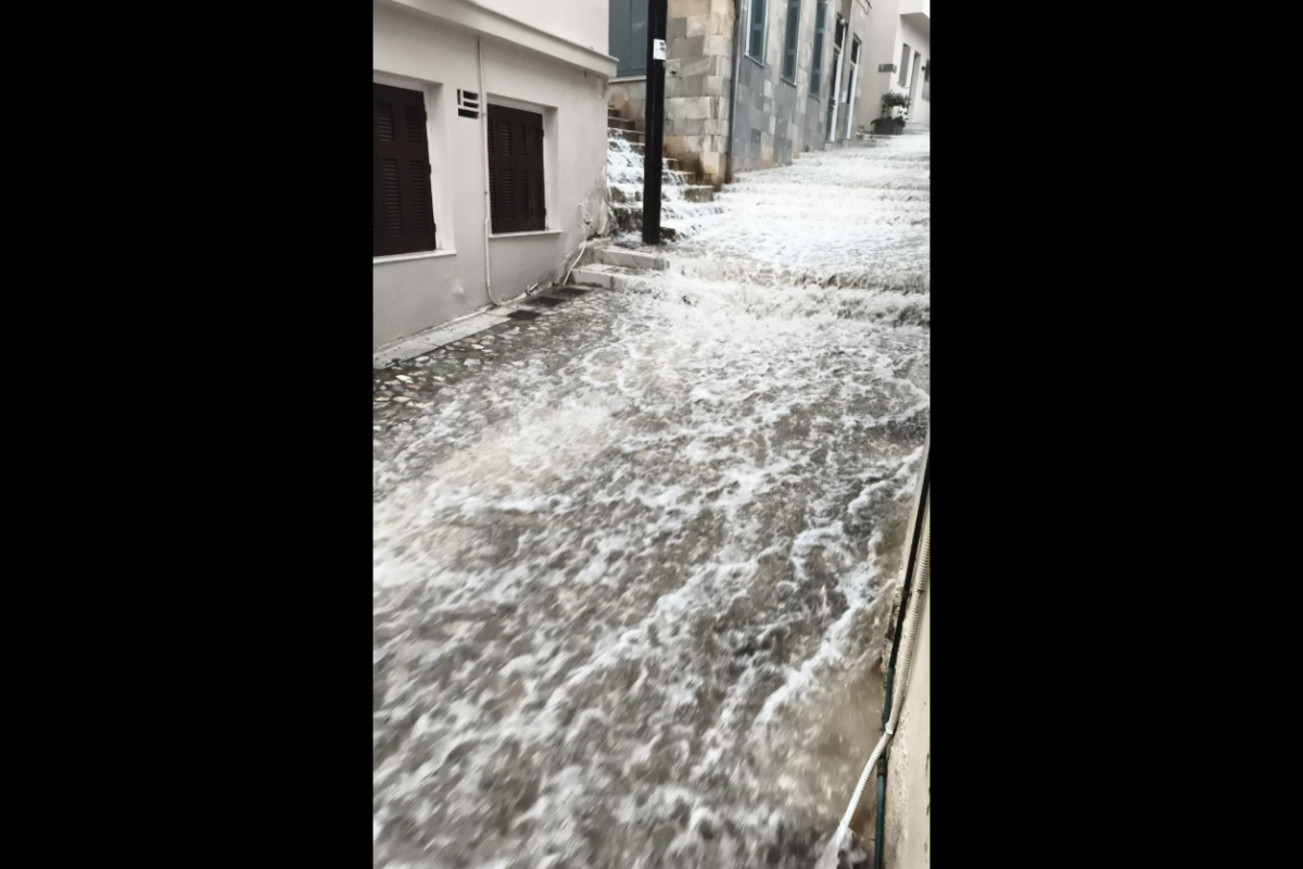 Σύρος: Δρόμοι – ποτάμια από την κακοκαιρία