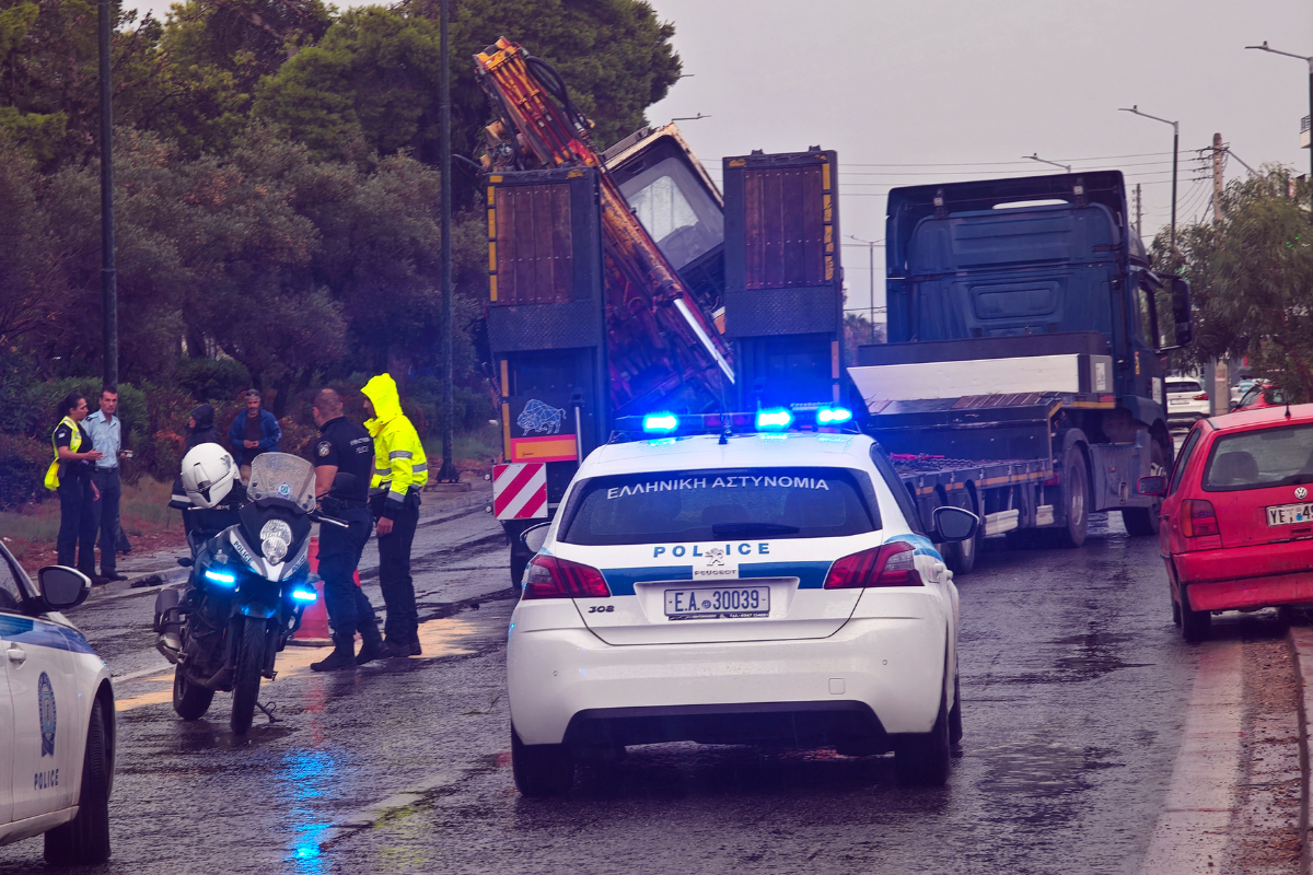Λεωφόρος Βουλιαγμένης: Νταλίκα προσέκρουσε σε γέφυρα