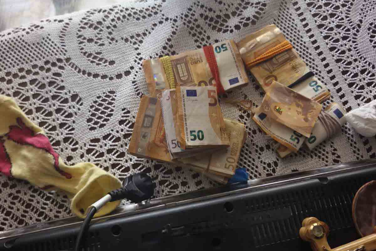 ΧΡΗΜΑΤΑ ΑΠΑΤΕΩΝΕΣ 