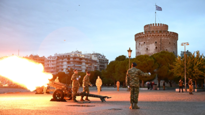 (Βίντεο) Θεσσαλονίκη: 21 κανονιοβολισμοί έδωσαν το σύνθημα για την 28η Οκτωβρίου