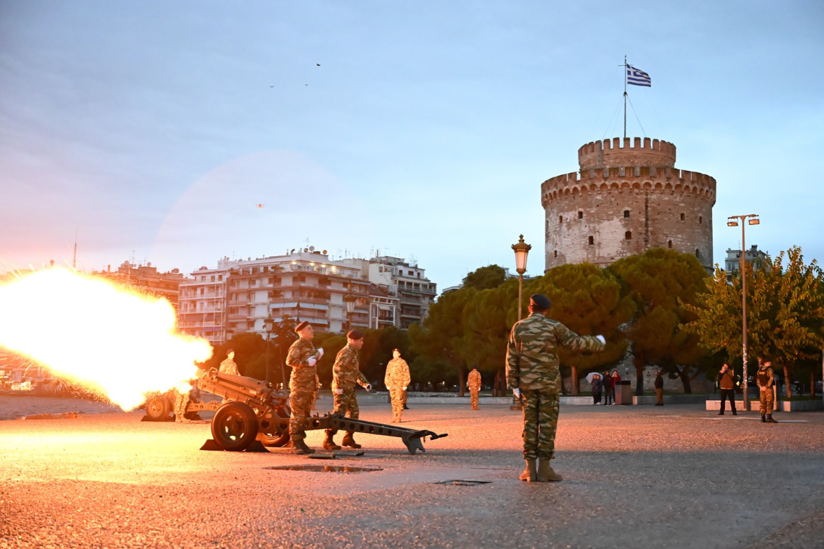 (Βίντεο) Θεσσαλονίκη: 21 κανονιοβολισμοί έδωσαν το σύνθημα για την 28η Οκτωβρίου