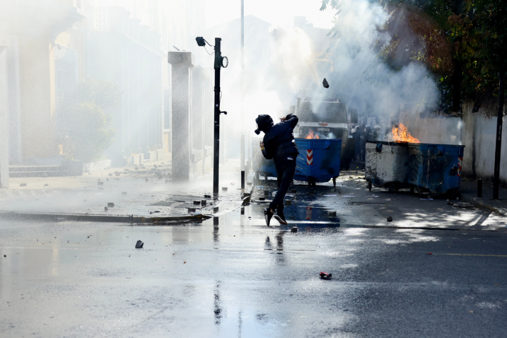 Τίρανα: Μπαραζ μολότοφ, δακρυγόνων και πετροπόλεμος