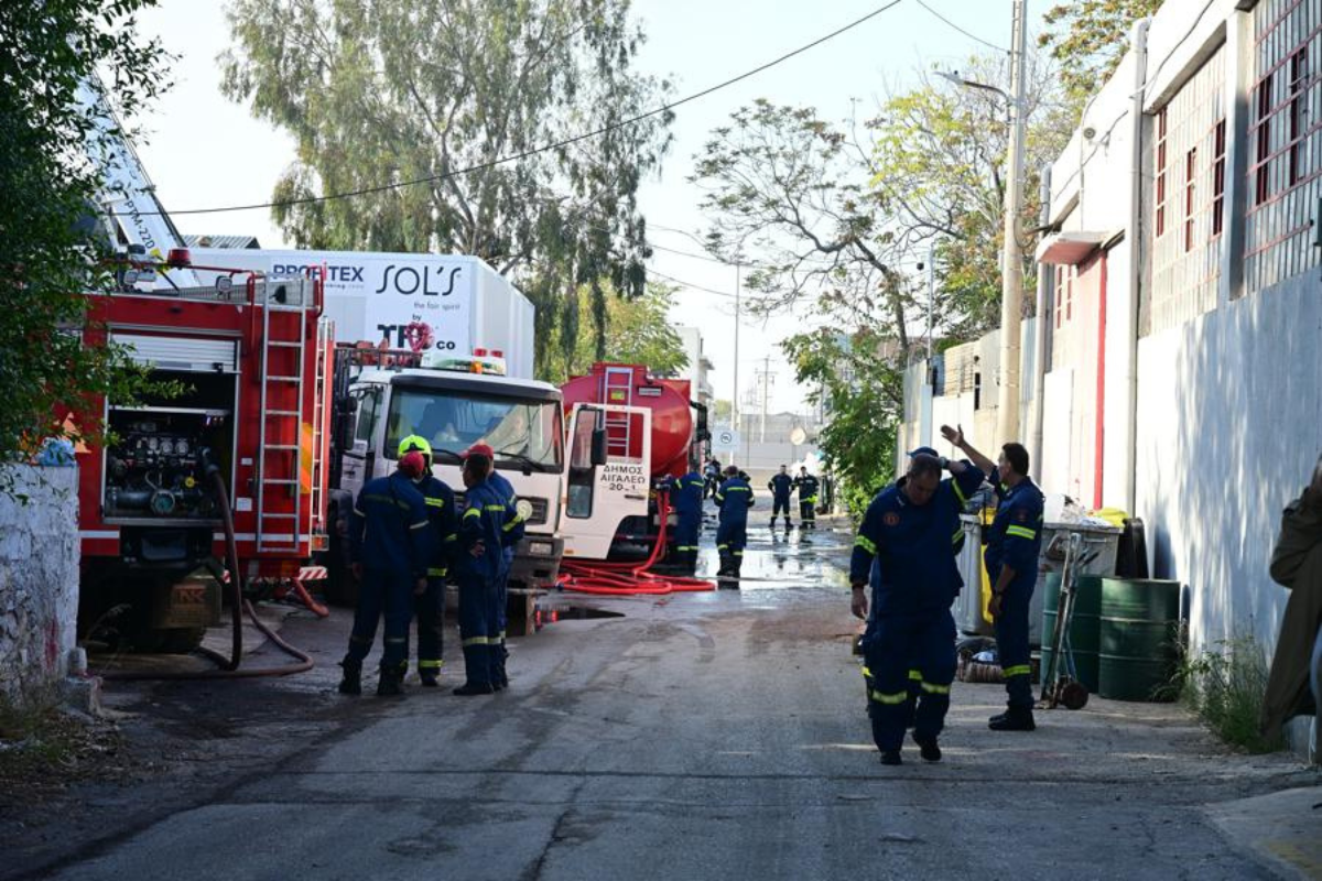 Βιοτεχνία στις φλόγες- Πολύωρη μάχη στο Αιγάλεω