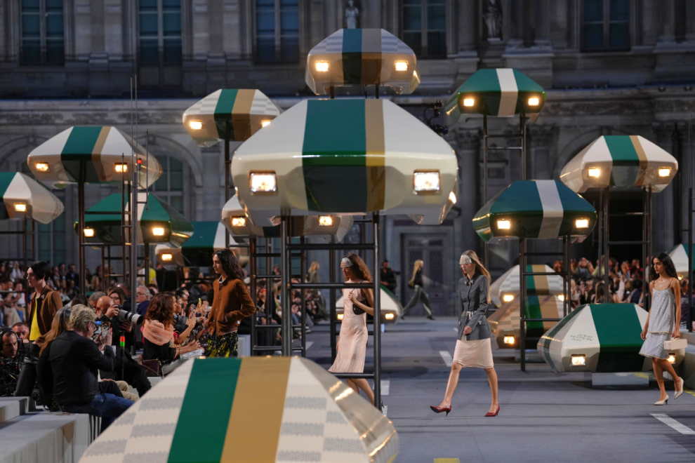 Louis Vuitton: Ανάλαφρες δημιουργίες και διαφάνεια