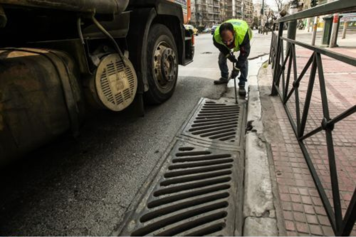 Επιδρομή στα φρεάτια- Έκλεψαν 32 καπάκια στον Πειραιά