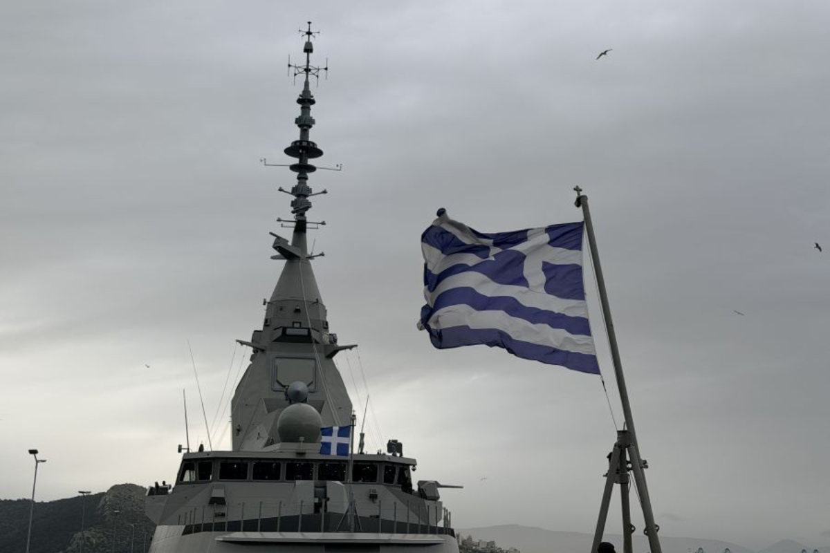 Γαλλία: Υψώθηκε η ελληνική σημαία στον «Νέαρχο»