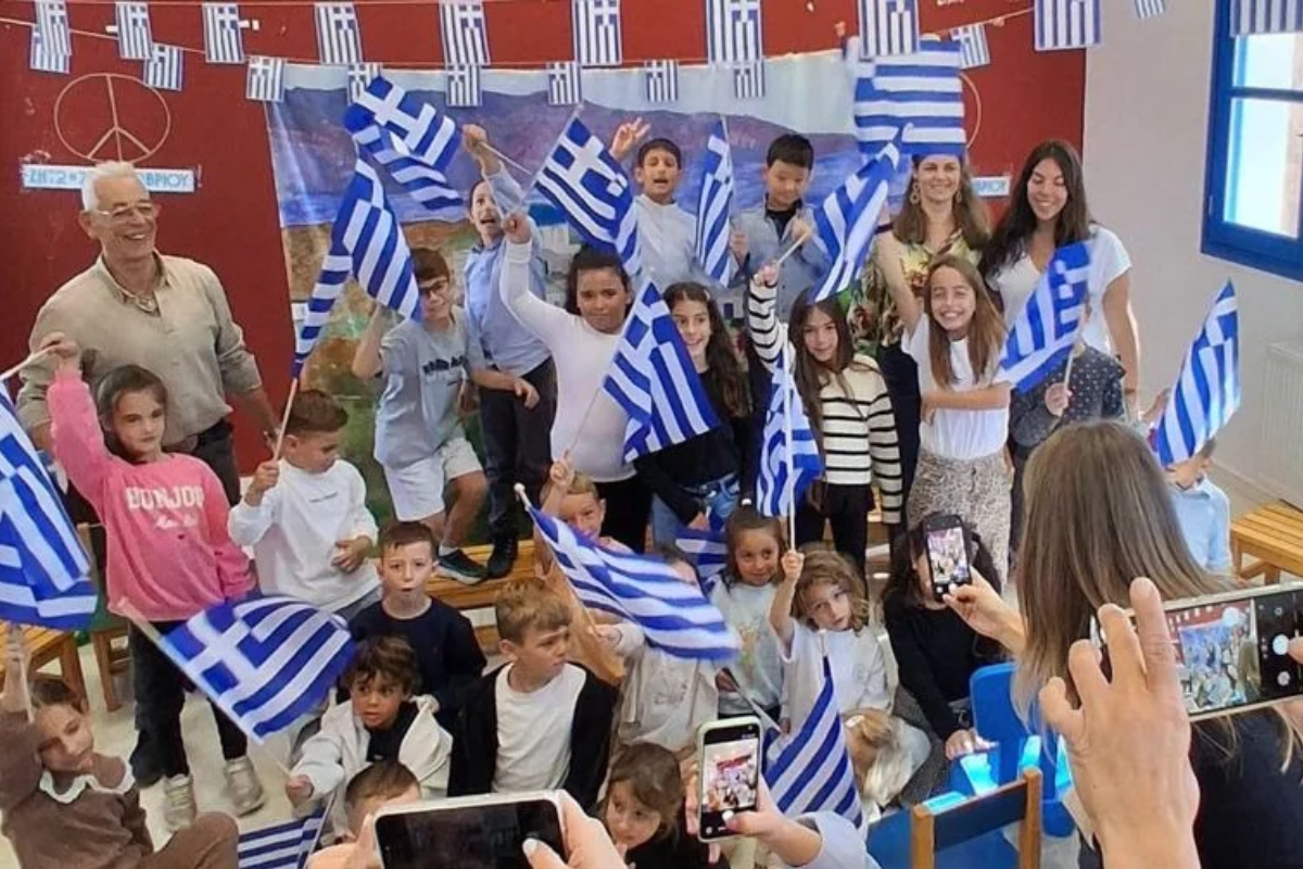 Ηρακλειά: Ένα μικρό νησί γέμισε παιδικές φωνές – 21 μαθητές ταξίδεψαν για να γιορτάσουν με τα τέσσερα παιδιά του 