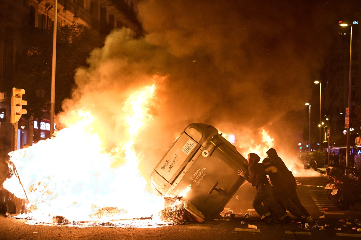 Επεισόδια και στη Βαρκελώνη- Μαζικές διαδηλώσεις