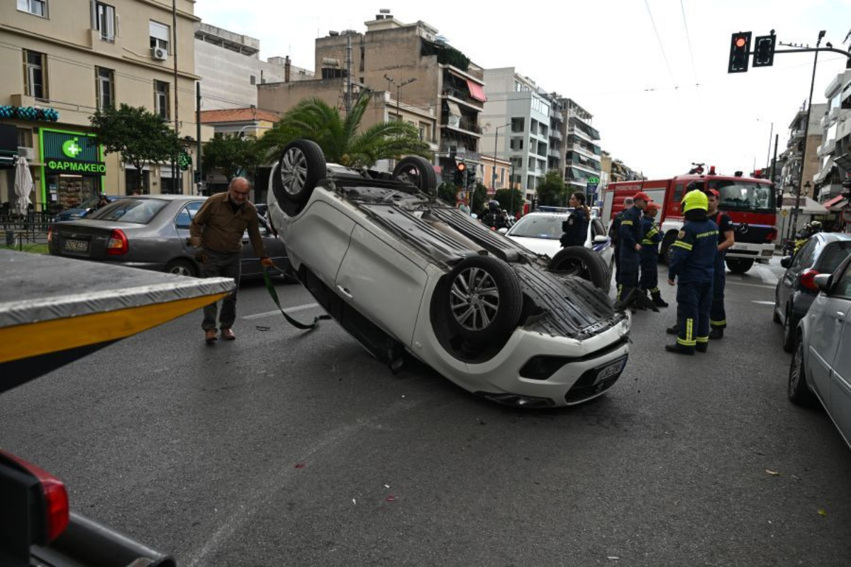 Ανατροπή οχήματος στην Καλλιθέα