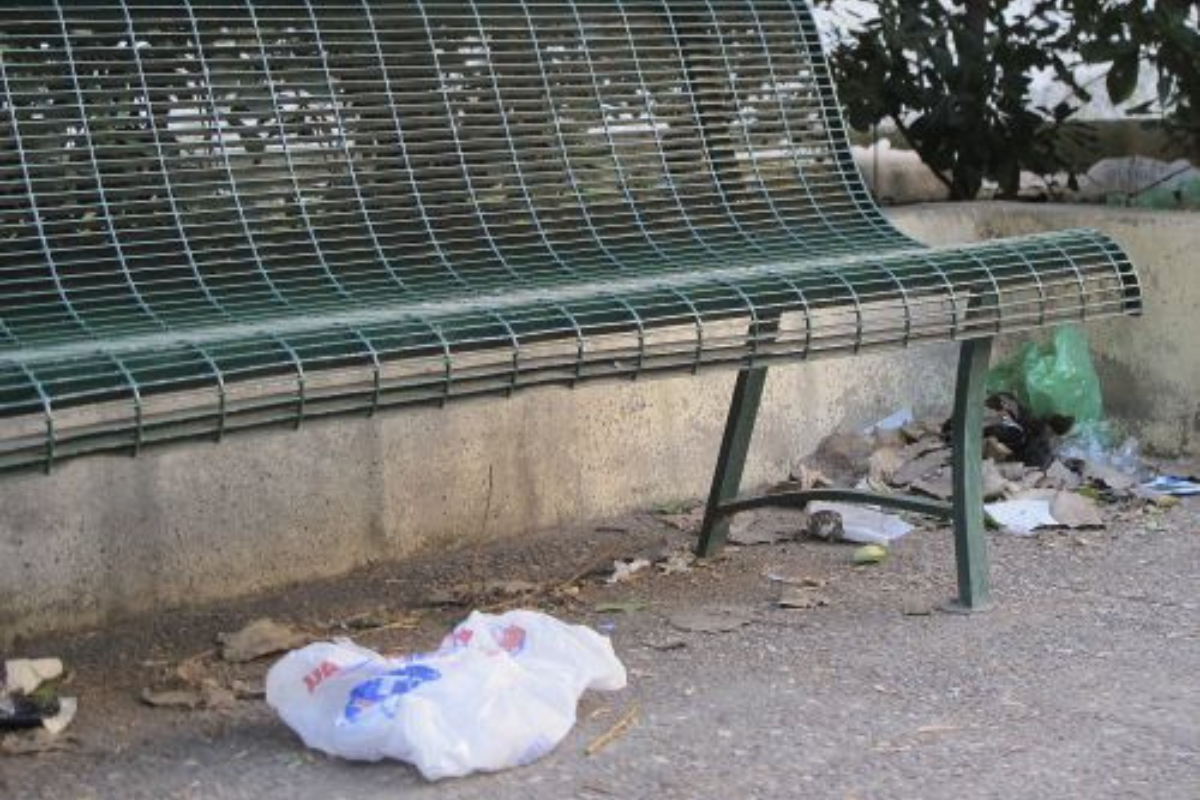 Λάρισα: Έπεισαν 75χρονη να αφήσει σε κάδο