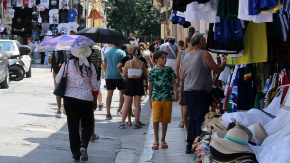 Θυμίζει καλοκαίρι η Αθήνα-  Τουρίστες δώδεκα μήνες το χρόνο