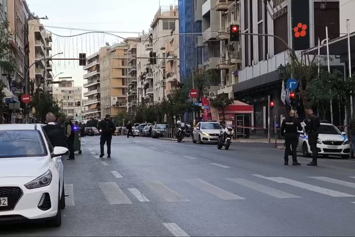 Ύποπτη βαλίτσα κοντά στην Αστυνομική διεύθυνση Πειραιά, στο σημείο το ΤΕΕΜ