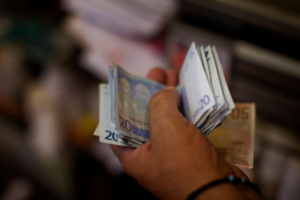 Χέρι χαρτονομίσματα ευρώ