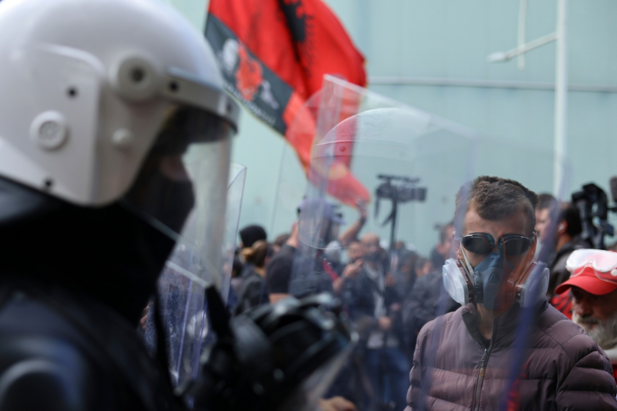 Αλβανία: Εκρηκτικό κλίμα – Ξύλο στην Βουλή