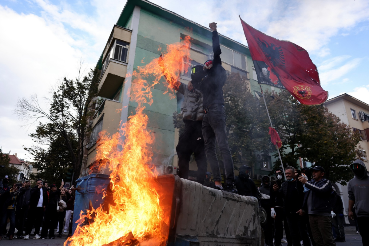 Νέο μπαράζ επεισοδίων σε Αλβανία και Γαλλία