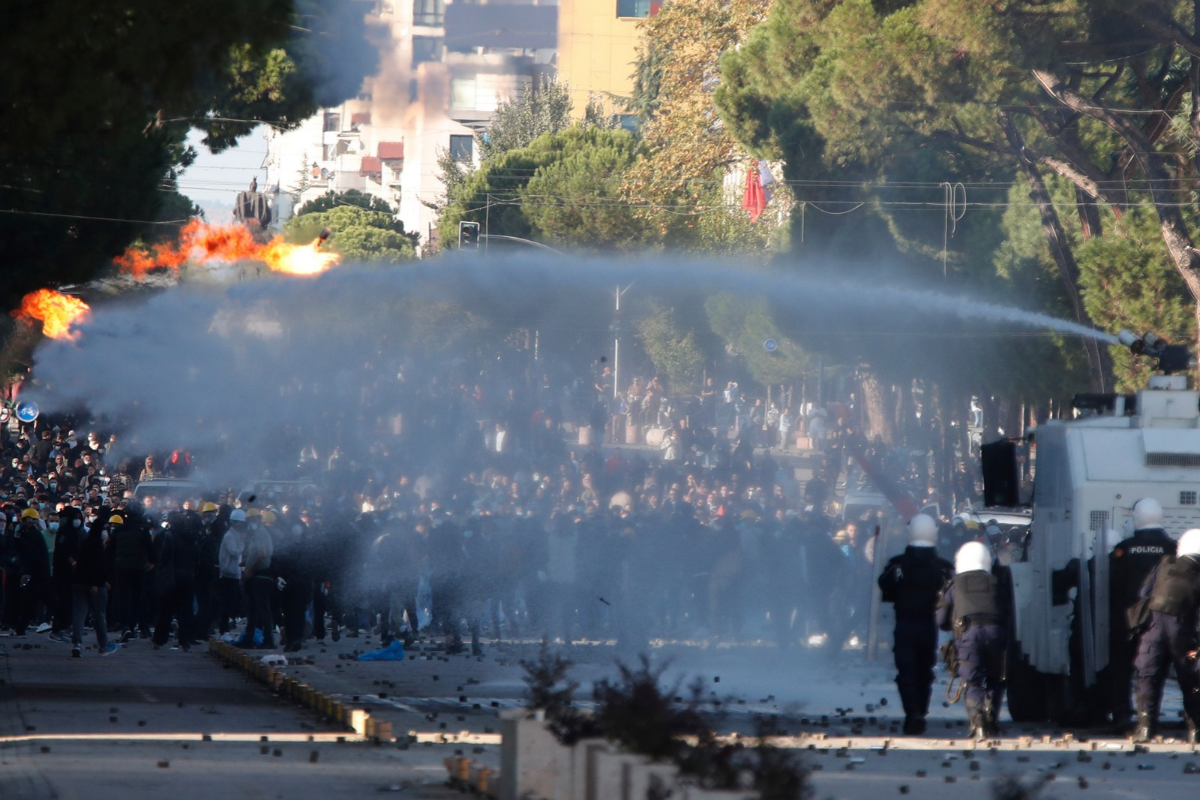 Τίρανα: Στις φλόγες αστυνομικό τμήμα