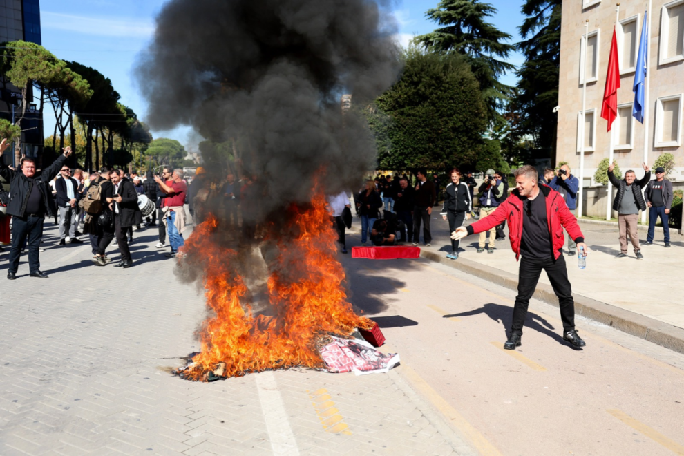 Βίντεο: Χάος στην Αλβανία – Διαμαρτυρίες κατά Ράμα