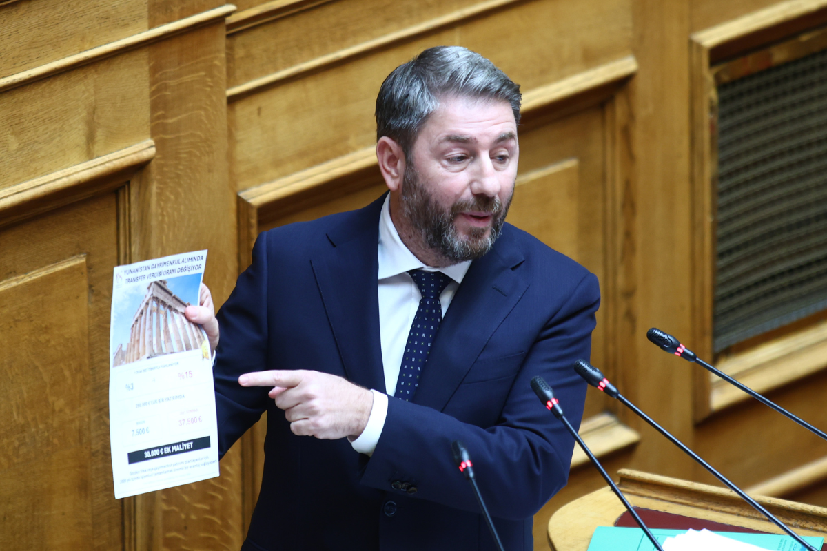 “Αφιέρωση” Ανδρουλάκη σε Μητσοτάκη από το βήμα της Βουλής