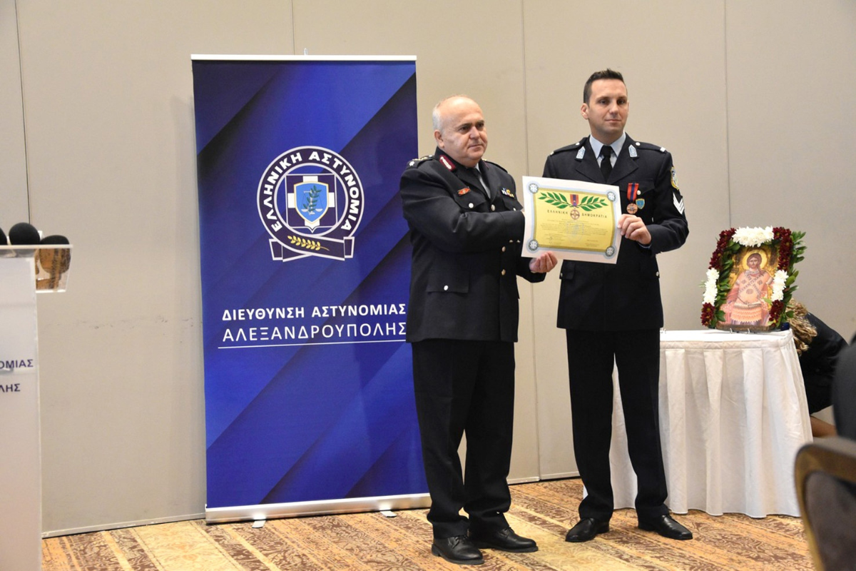 Τιμήθηκε ο αστυνομικός που βούτηξε στη θάλασσα για να σώσει οδηγό