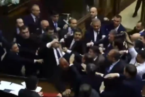 Πιάστηκαν στα χέρια στο Κοινοβούλιο της Αρμενίας
