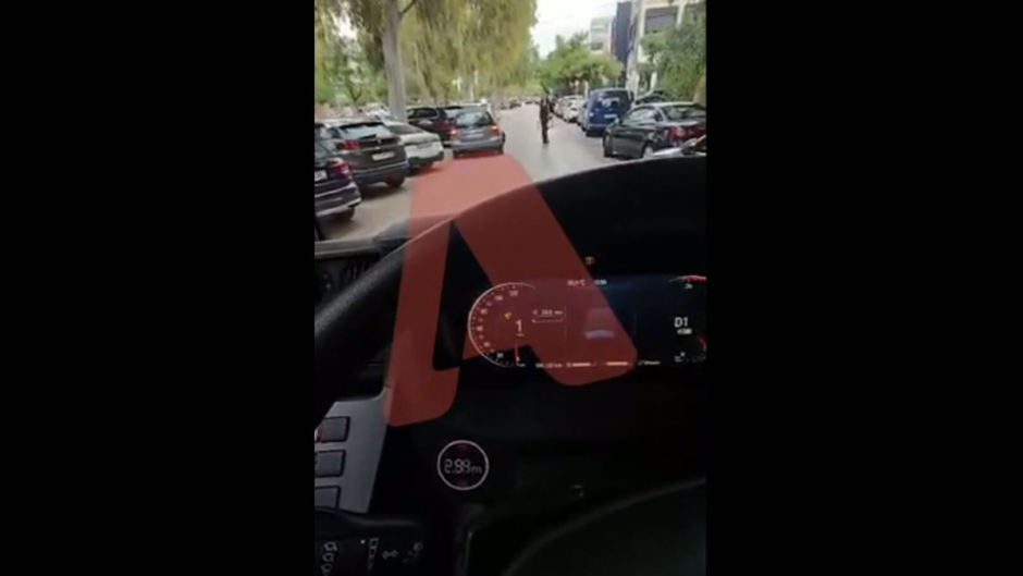 Βίντεο: Μετ’ εμποδίων η κίνηση λεωφορείου  στην Γλυφάδα. Ασυνείδητοι οδηγοί κλείνουν τον δρόμο