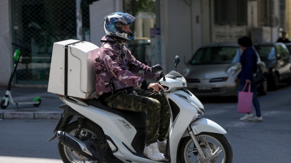 Δεν καταργούνται τα μετρητά στα courier – Τι ισχύει για αντικαταβολές έως 500 ευρώ