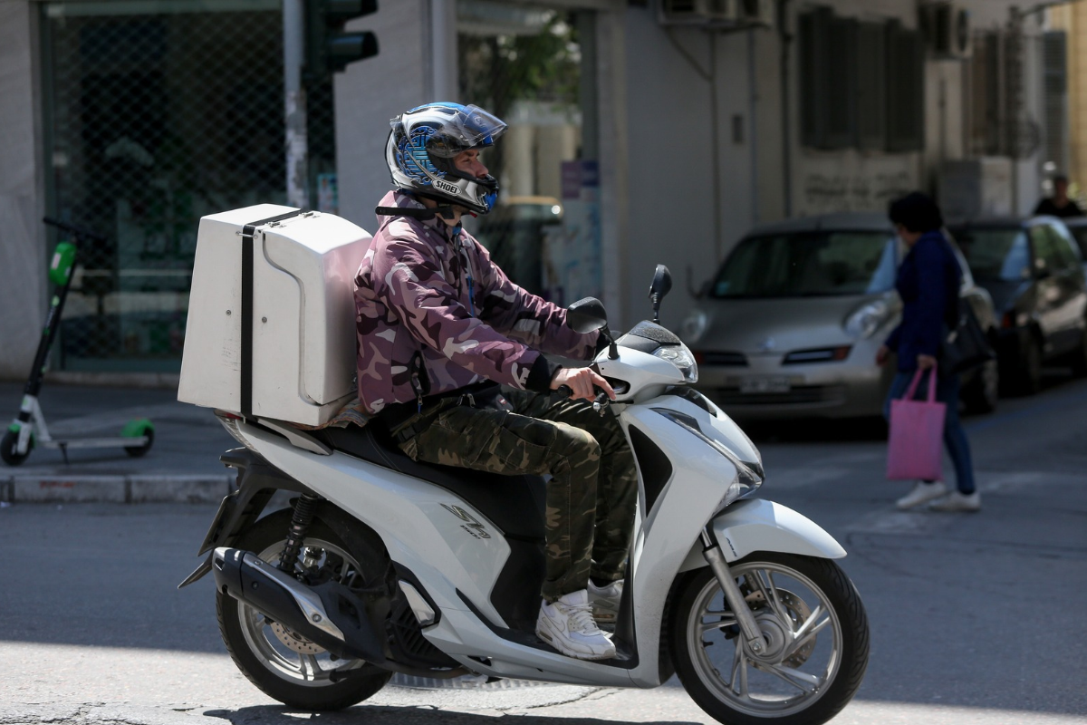 Δεν καταργούνται τα μετρητά στα courier – Τι ισχύει για αντικαταβολές έως 500 ευρώ