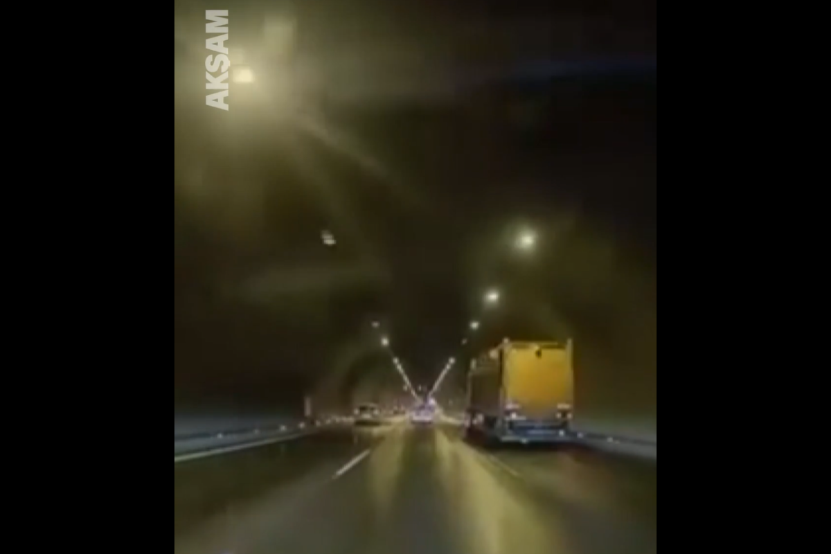 Βίντεο: Νταλίκα προσέκρουσε σε τοιχίο σύραγγας στη Σμύρνη