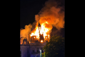 Δραματικές ώρες στη Γαλλία- Στις φλόγες το δημαρχείο της Λιμόζ – Κατέρρευσε το καμπαναριό