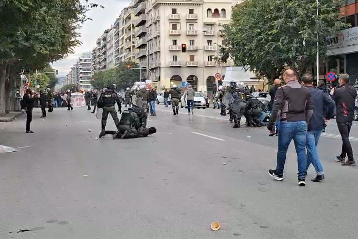 Επεισόδια στην Θεσσαλονίκη. Συγκρούσεις ΜΑΤ με μέλη του ΠΑΜΕ