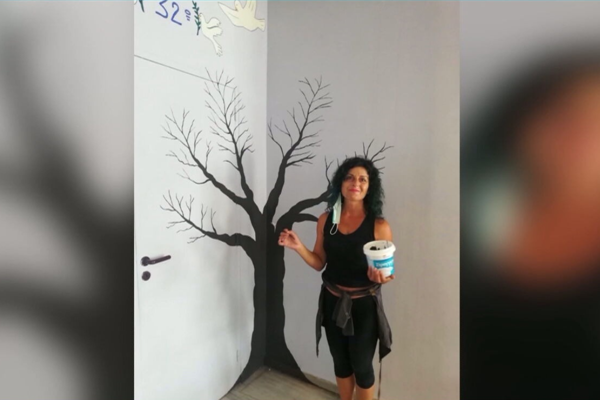 Θεσσαλονίκη: Η σχολική φύλακας που γέμισε με χρώμα ένα ολόκληρο Λύκειο