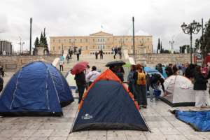 Φοιτητές στο Σύνταγμα με σκηνές για ενοίκια και κόστος σπουδών