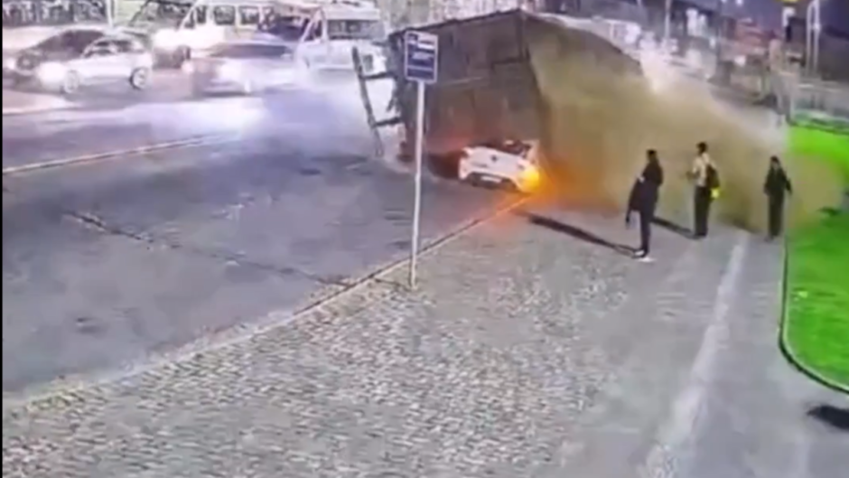 Βίντεο- Βραζιλία: Φορτηγό αναποδογύρισε και έθαψε με πριονίδια τρία αυτοκίνητα