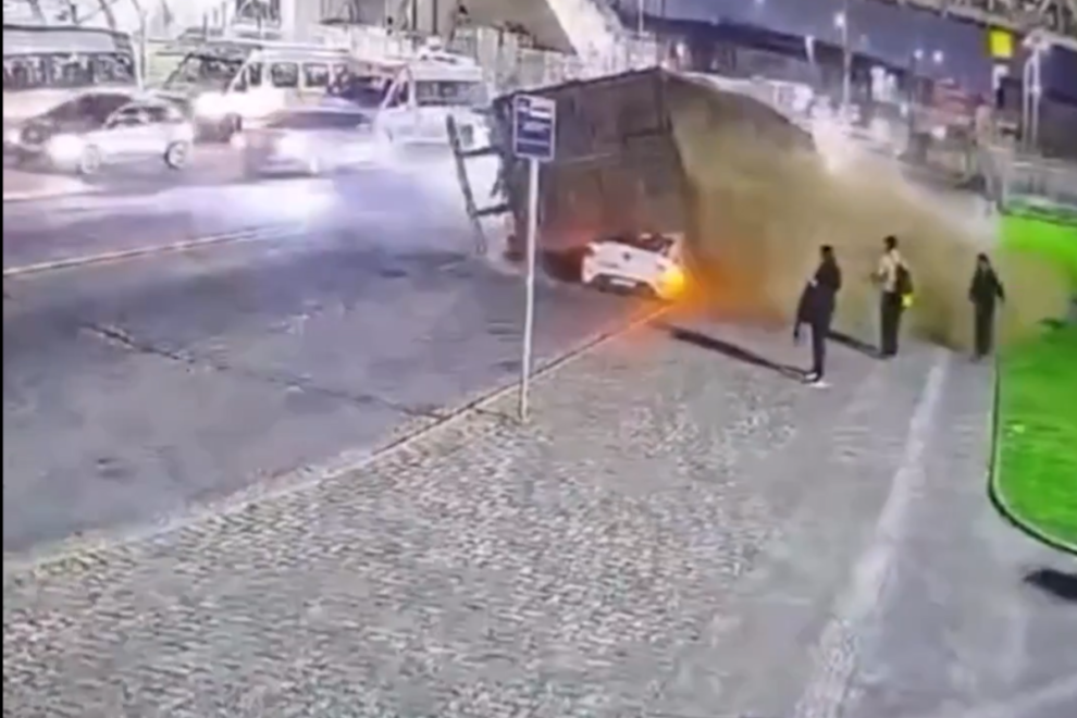 Βίντεο- Βραζιλία: Φορτηγό αναποδογύρισε και έθαψε με πριονίδια τρία αυτοκίνητα