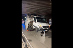 Θεσσαλονίκη: Φορτηγό “πετάει” κάτω από γέφυρα