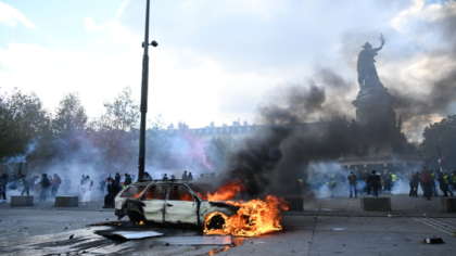 Χάος στη Γαλλία – 1 νεκρός- Οδομαχίες, καταστροφές και λεηλασίες