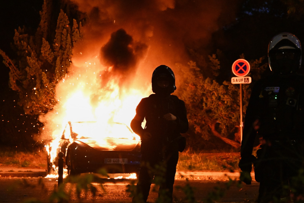 Φωτιές ,Μολότοφ και δακρυγόνα στις συγκεντρώσεις στη Γαλλία. Επεισόδια και στο Αμβούργο