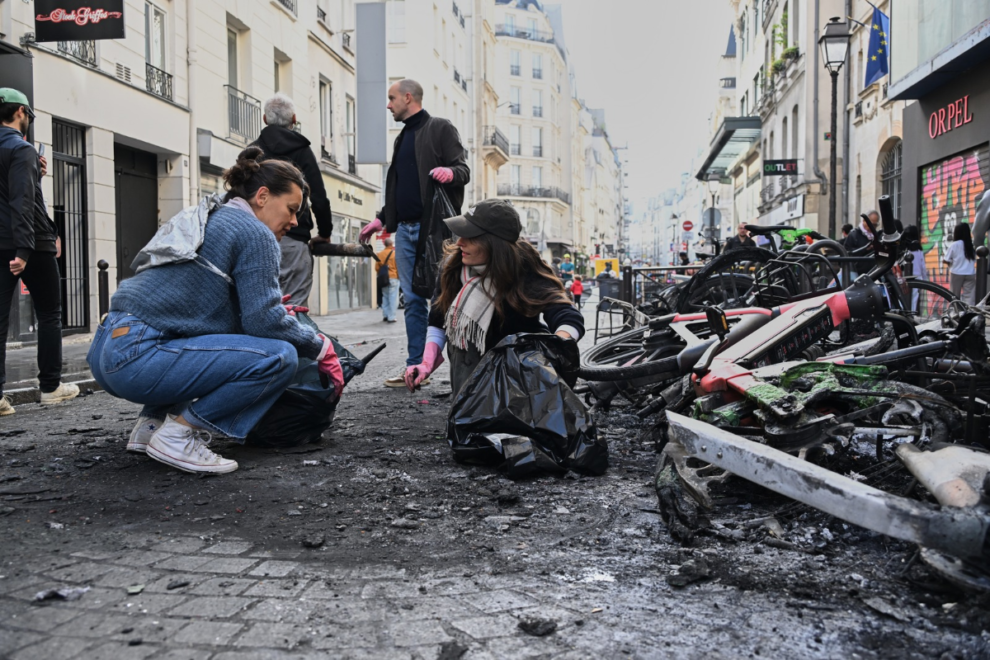 Γαλλία: Η κυβέρνηση συγκαλεί σύσκεψη για την αντιμετώπιση της κρίσης, τα «κίτρινα γιλέκα» ανακοινώνουν νέες διαδηλώσεις