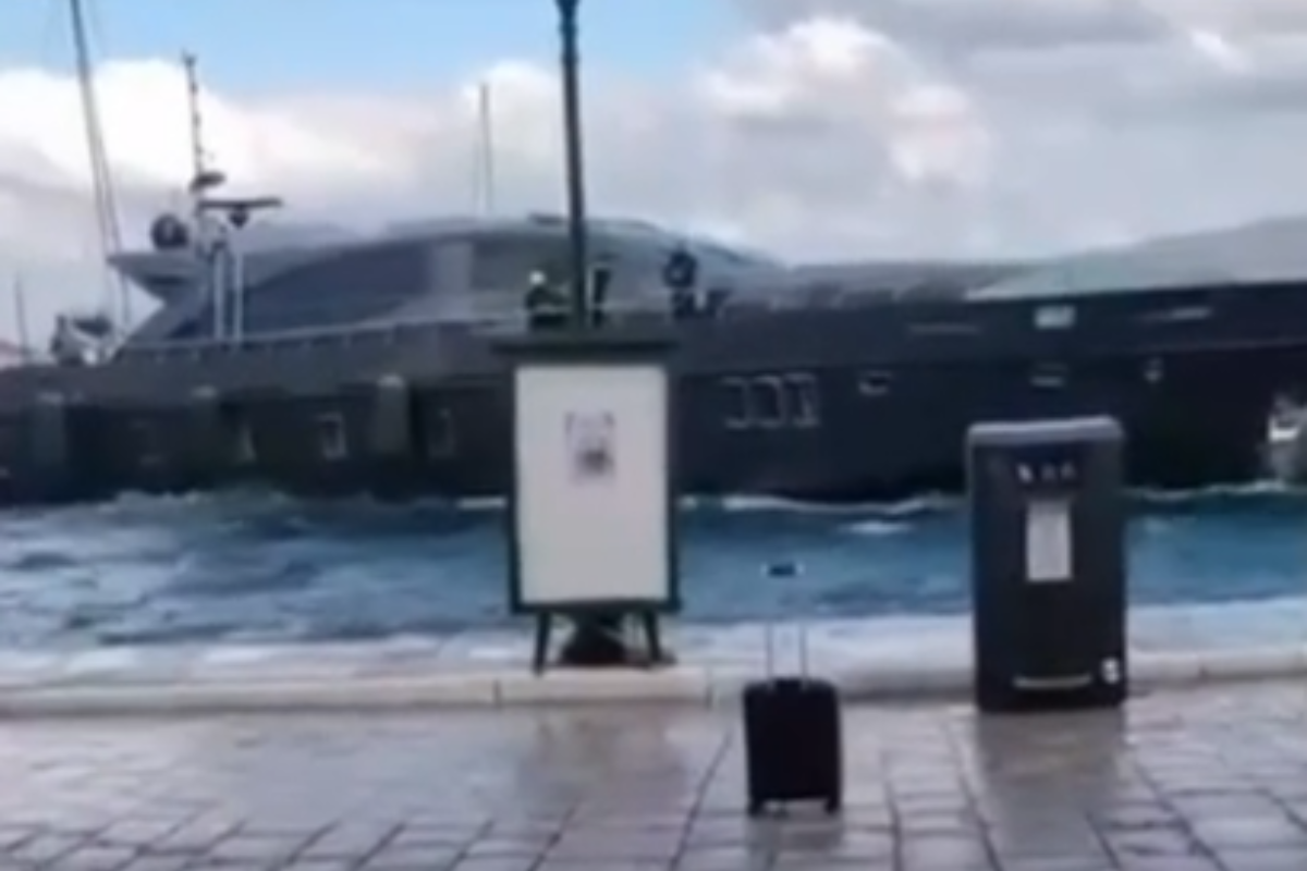 Βίντεο:Θαλαμηγός στην Ύδρα ΄΄δοκιμάστηκε΄΄ στο λιμάνι του νησιού