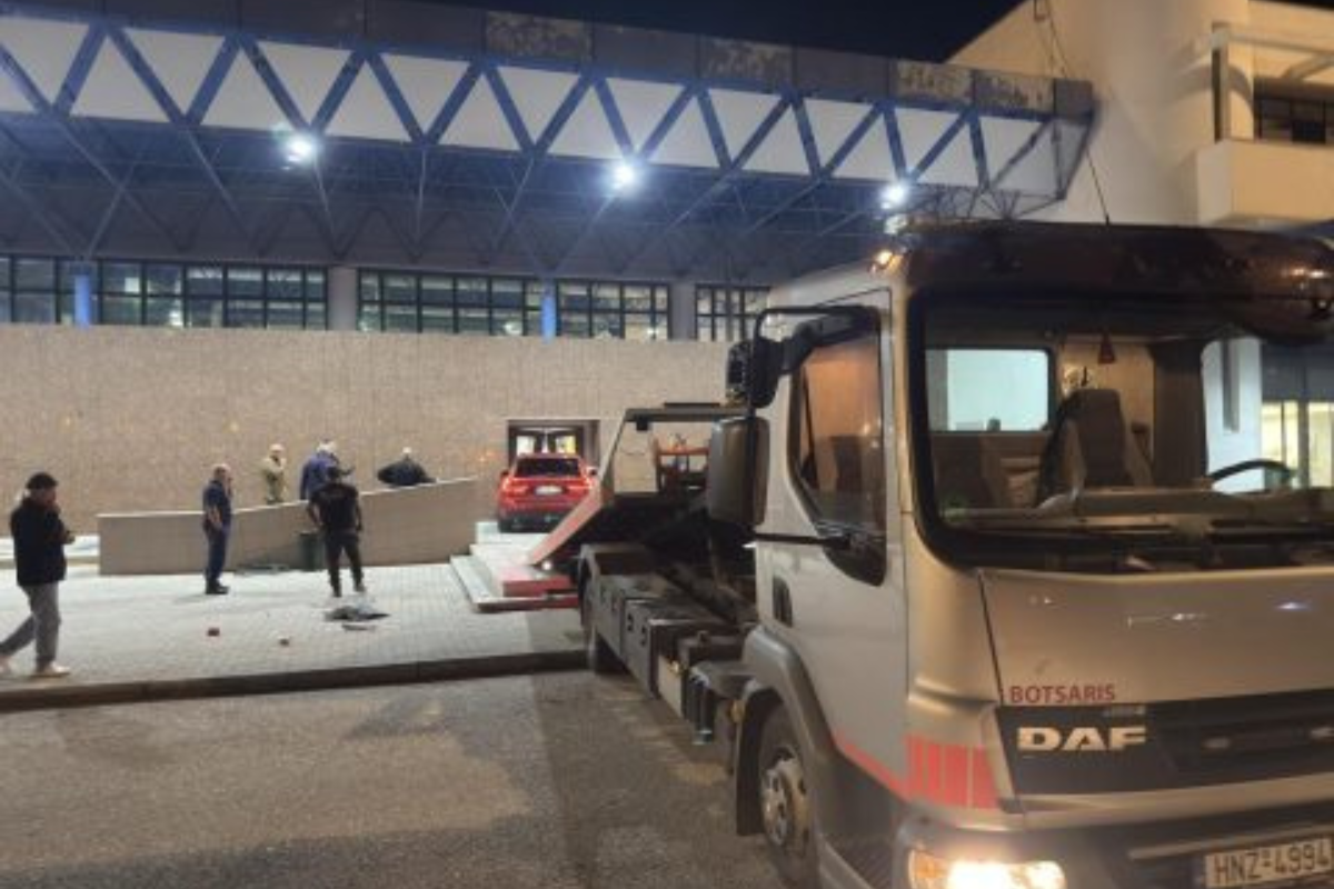 Ηγουμενίτσα: Αυτοκίνητο προσέκρουσε στην είσοδο του λιμανιού